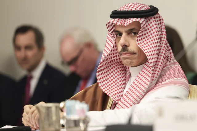 Arabia Saudí denuncia “flagrantes agresiones israelíes” contra Irán