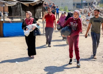 Los habitantes de Gaza caminan con sus pertenencias mientras son evacuados de Jabaliya, en el norte de la Franja de Gaza, el 9 de octubre de 2024. (Omar Al-Qattaa/AFP)