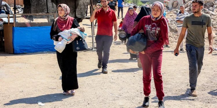 Los habitantes de Gaza caminan con sus pertenencias mientras son evacuados de Jabaliya, en el norte de la Franja de Gaza, el 9 de octubre de 2024. (Omar Al-Qattaa/AFP)