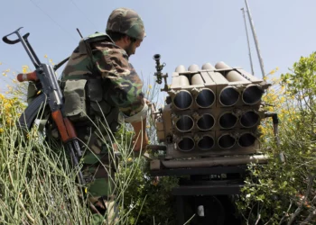 Archivo: En esta foto de archivo del 22 de mayo de 2010, un combatiente de Hezbolá está detrás de un lanzacohetes vacío mientras explica varias tácticas y armas usadas contra soldados israelíes en el campo de batalla (AP / Hussein Malla)