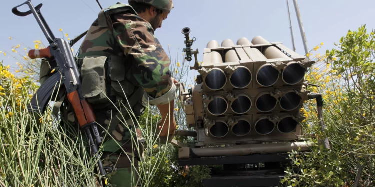 Archivo: En esta foto de archivo del 22 de mayo de 2010, un combatiente de Hezbolá está detrás de un lanzacohetes vacío mientras explica varias tácticas y armas usadas contra soldados israelíes en el campo de batalla (AP / Hussein Malla)