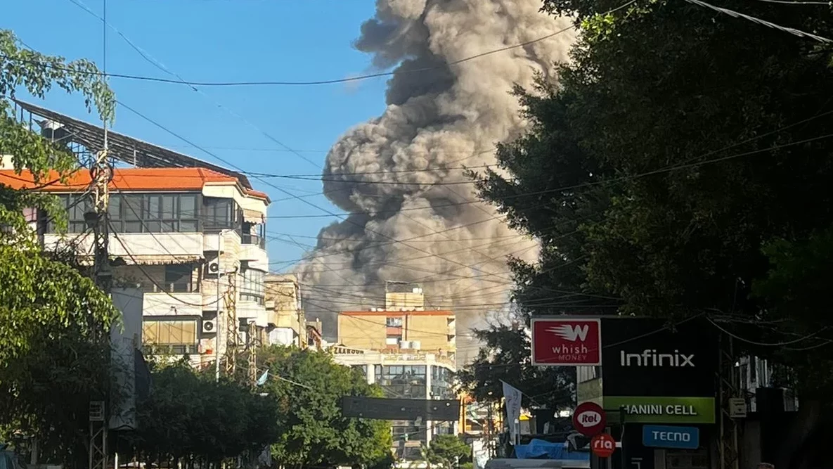 El humo se eleva tras un ataque aéreo israelí en Dahiyeh, en el suburbio sur de Beirut, Líbano, el 19 de octubre de 2024. (Foto AP/Hussein Malla)