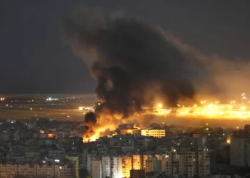 Llamas y humo se ven cerca del aeropuerto de Beirut luego de un ataque aéreo israelí en el suburbio de Dahiyeh en Líbano, el domingo 20 de octubre de 2024. (AP/Hussein Malla)