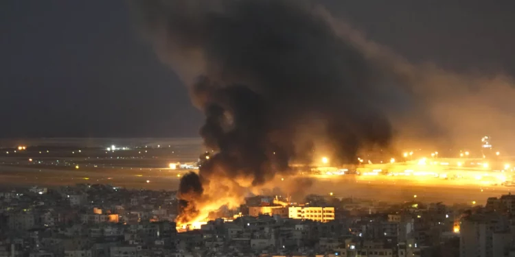 Llamas y humo se ven cerca del aeropuerto de Beirut luego de un ataque aéreo israelí en el suburbio de Dahiyeh en Líbano, el domingo 20 de octubre de 2024. (AP/Hussein Malla)