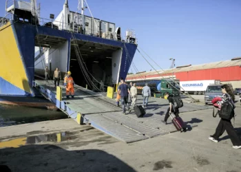 Libaneses huyen por mar ante el temor de que Israel ataque el aeropuerto de Beirut