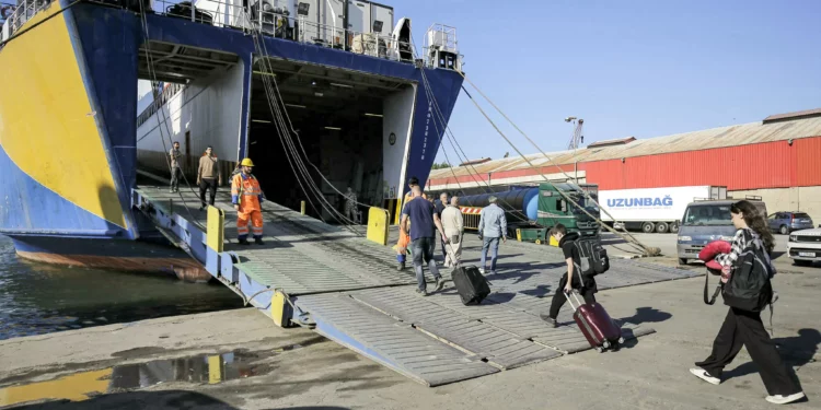 Libaneses huyen por mar ante el temor de que Israel ataque el aeropuerto de Beirut