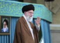 El líder supremo de Irán, el ayatolá Ali Khamenei, saluda a la multitud en una reunión en Teherán, Irán, el 27 de octubre de 2024. (Oficina del líder supremo iraní vía AP)