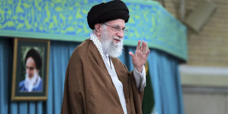 El líder supremo de Irán, el ayatolá Ali Khamenei, saluda a la multitud en una reunión en Teherán, Irán, el 27 de octubre de 2024. (Oficina del líder supremo iraní vía AP)