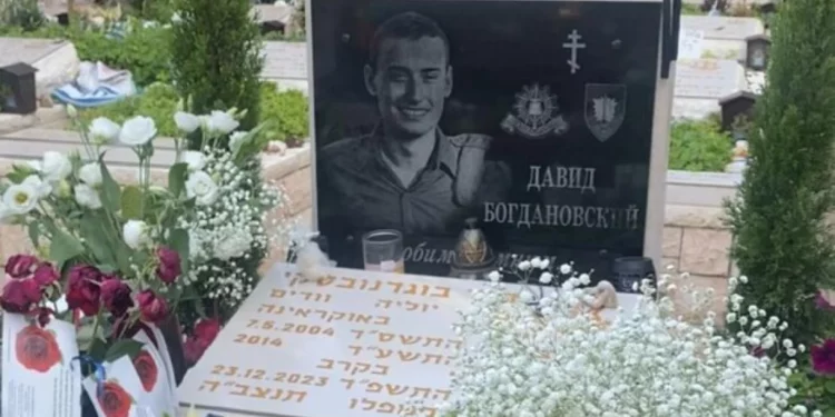 Familia enfrenta ultimátum por lápida con cruz en cementerio militar de Haifa