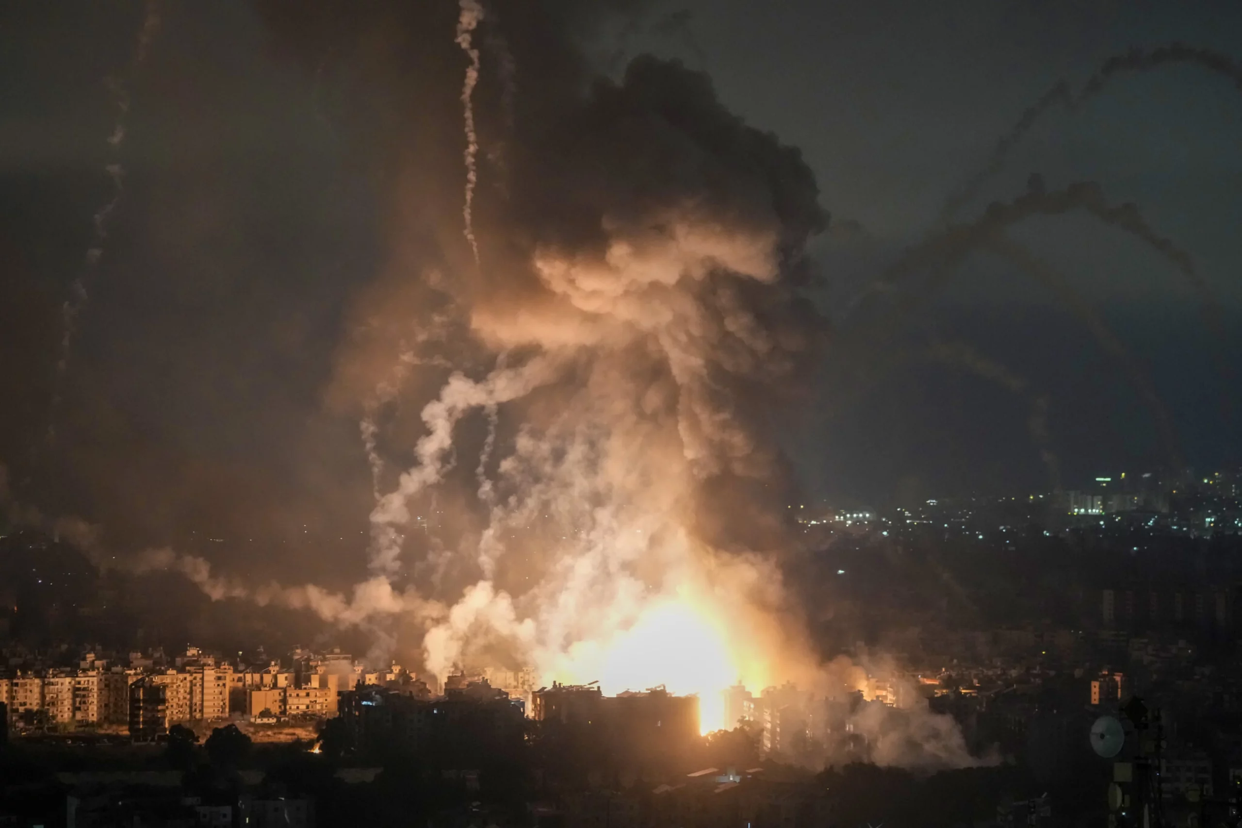 Llamas y humo se elevan tras un ataque aéreo israelí en Dahiyeh, Beirut, Líbano, el 7 de octubre de 2024. (Foto AP/Bilal Hussein)