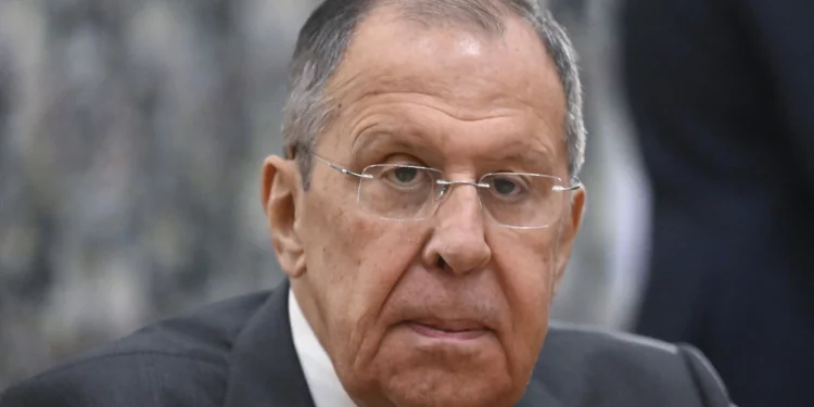 El ministro de Asuntos Exteriores de Rusia, Sergei Lavrov, asiste a una reunión con su homólogo kuwaití en Moscú el 28 de octubre de 2024. (Alexander NEMENOV / POOL / AFP)