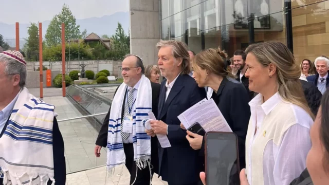 Paul McCartney asistió a servicios de Yom Kippur en Chile junto a su esposa