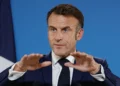 El presidente de Francia, Emmanuel Macron, se dirige a la prensa tras la cumbre de la UE en Bruselas, el 17 de octubre de 2024. (Ludovic MARIN / AFP)