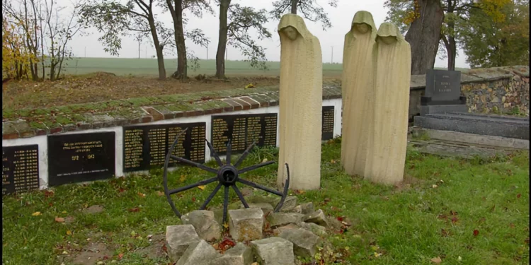 Conmemoración de víctimas judías del Holocausto en bosque polaco