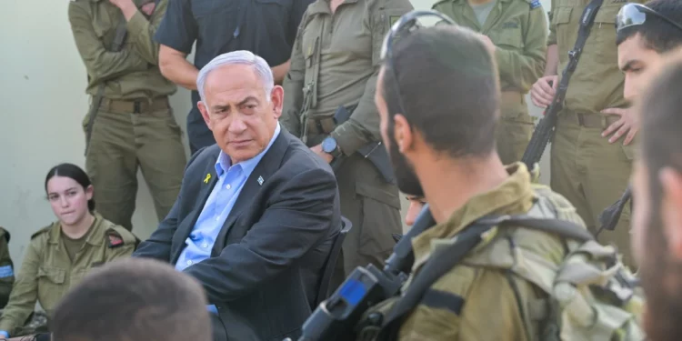 Netanyahu visita base atacada por dron de Hezbolá