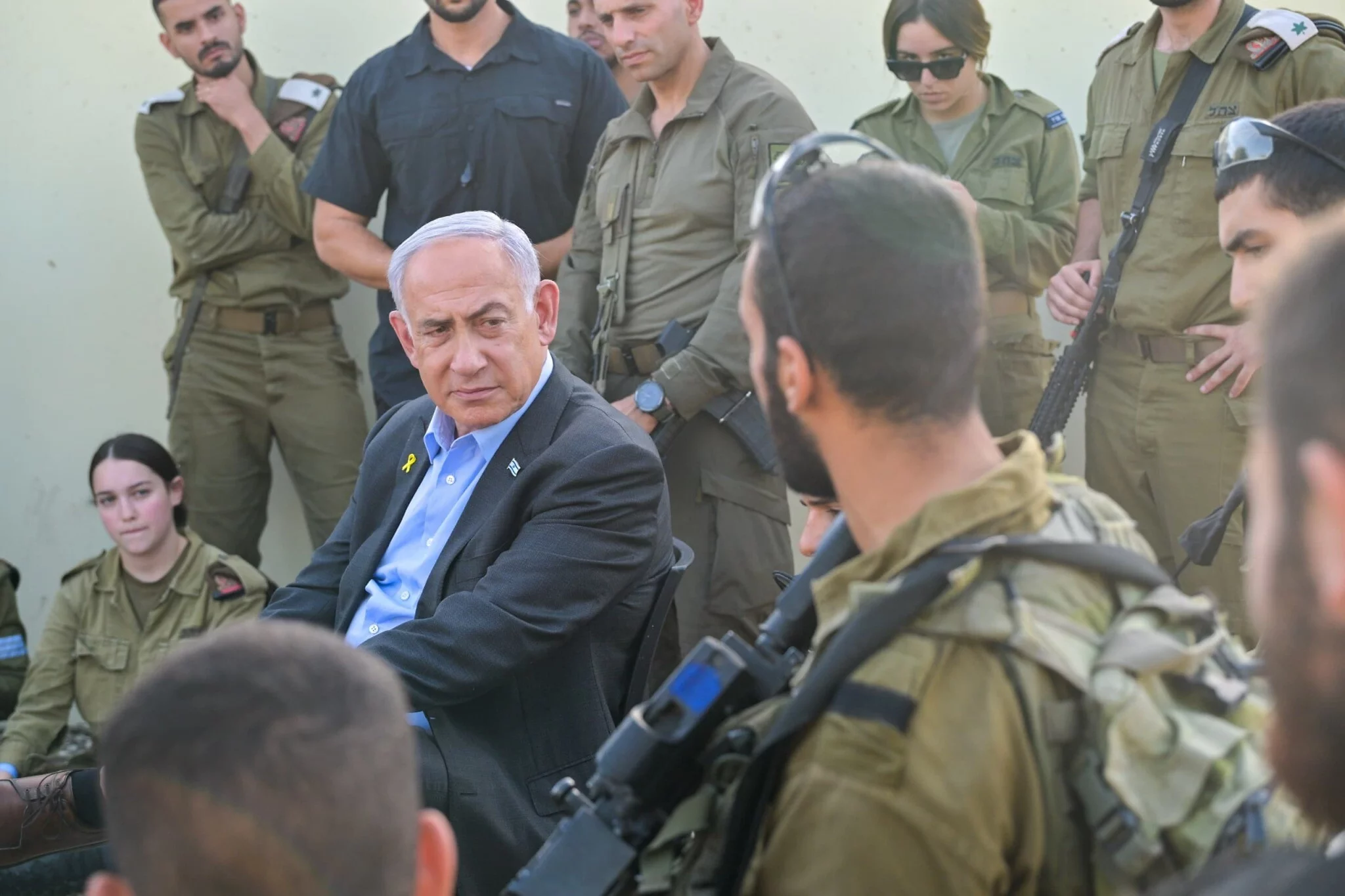 Netanyahu visita base atacada por dron de Hezbolá