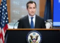 El portavoz del Departamento de Estado, Matthew Miller, responde preguntas durante una conferencia de prensa en el Departamento de Estado el 18 de julio de 2023, en Washington. (AP/Nathan Howard)