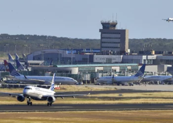 Imagen ilustrativa: Un avión avanza por la pista mientras otros pasajeros esperan en la pista del Aeropuerto Internacional de Tocumen, el 22 de marzo de 2020, en la Ciudad de Panamá, Panamá. (Luis Acosta/AFP)