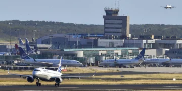 Imagen ilustrativa: Un avión avanza por la pista mientras otros pasajeros esperan en la pista del Aeropuerto Internacional de Tocumen, el 22 de marzo de 2020, en la Ciudad de Panamá, Panamá. (Luis Acosta/AFP)