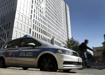 Ilustración: Un ciclista pasa junto a un coche de policía en Berlín, Alemania, el 3 de septiembre de 2020. (Foto AP/Michael Sohn)