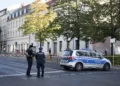 Agentes de policía alemanes hacen guardia frente al complejo de edificios de la comunidad Kahal Adass Jisroel, que alberga una sinagoga, un jardín de infantes y un centro comunitario, en el centro de Berlín, Alemania, el 18 de octubre de 2023. (AP/Markus Schreiber)