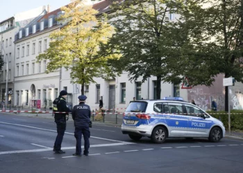 Agentes de policía alemanes hacen guardia frente al complejo de edificios de la comunidad Kahal Adass Jisroel, que alberga una sinagoga, un jardín de infantes y un centro comunitario, en el centro de Berlín, Alemania, el 18 de octubre de 2023. (AP/Markus Schreiber)
