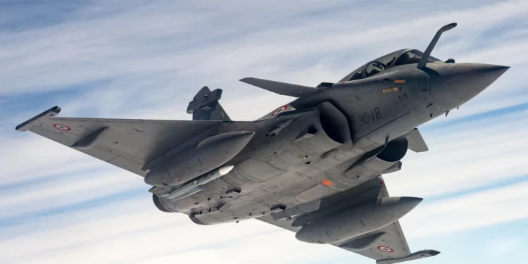 Un Rafale F3-R se une al F-22 para derribar objetivos chinos