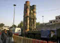 Un sistema de defensa aérea S-300 de fabricación rusa se exhibe en la plaza Baharestan en Teherán, Irán, el 24 de septiembre de 2017. (Foto AP/Vahid Salemi, Archivo)