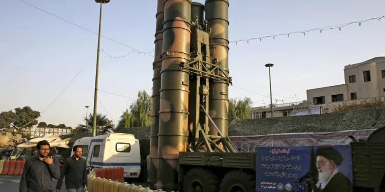 Un sistema de defensa aérea S-300 de fabricación rusa se exhibe en la plaza Baharestan en Teherán, Irán, el 24 de septiembre de 2017. (Foto AP/Vahid Salemi, Archivo)