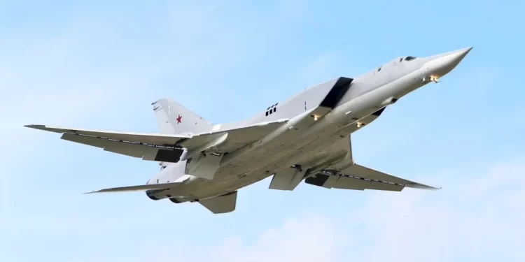 Tu-22M3 Backfire ruso impacta un buque mercante en el mar Negro