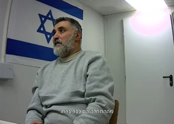 Un miembro de las fuerzas de élite Radwan de Hezbolá se ve en un video de interrogatorio publicado el 15 de octubre de 2024. (Fuerzas de Defensa de Israel)