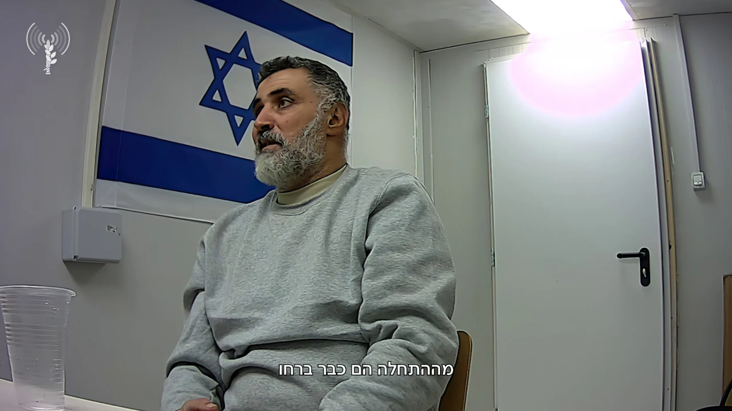 Un miembro de las fuerzas de élite Radwan de Hezbolá se ve en un video de interrogatorio publicado el 15 de octubre de 2024. (Fuerzas de Defensa de Israel)