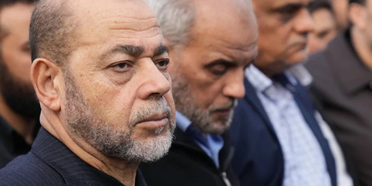 El líder palestino de Hamás, Moussa Abu Marzouk, al frente, asiste al funeral de Saleh Arouri, en Beirut, Líbano, el jueves 4 de enero de 2024. (Foto AP/Hussein Malla)