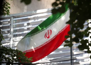 Francia recomienda a ciudadanos franceses en Irán que abandonen el país