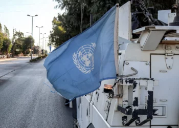 Una bandera de las Naciones Unidas ondea en la parte trasera de uno de los vehículos blindados de la Fuerza Provisional de las Naciones Unidas en el Líbano (FPNUL) durante una patrulla alrededor de Marjayoun, en el sur del Líbano, el 8 de octubre de 2024. (AFP)