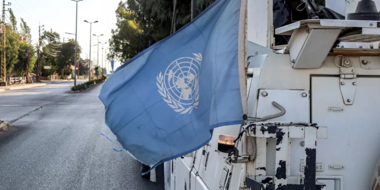 Una bandera de las Naciones Unidas ondea en la parte trasera de uno de los vehículos blindados de la Fuerza Provisional de las Naciones Unidas en el Líbano (FPNUL) durante una patrulla alrededor de Marjayoun, en el sur del Líbano, el 8 de octubre de 2024. (AFP)