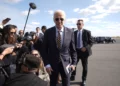 El presidente de Estados Unidos, Joe Biden, se dirige a bordo del Air Force One después de hablar con los periodistas en el Aeropuerto Internacional de Filadelfia, en Filadelfia, el 26 de octubre de 2024. (AP/Manuel Balce Ceneta)