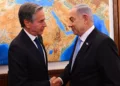 El secretario de Estado de Estados Unidos, Antony Blinken (izquierda), estrecha la mano del primer ministro, Benjamin Netanyahu, en una reunión en Jerusalén, el 19 de agosto de 2024. (Haim Zach/GPO)