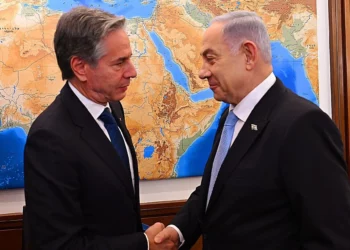 El secretario de Estado de Estados Unidos, Antony Blinken (izquierda), estrecha la mano del primer ministro, Benjamin Netanyahu, en una reunión en Jerusalén, el 19 de agosto de 2024. (Haim Zach/GPO)