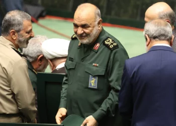 El jefe del Cuerpo de la Guardia Revolucionaria Islámica (CGRI), general Hossein Salami, llega a la toma de posesión del nuevo presidente iraní en el parlamento en Teherán, el 30 de julio de 2024 (AFP)