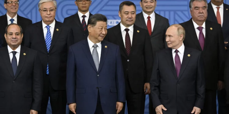 El presidente egipcio, Abdel Fattah al-Sisi, el presidente chino, Xi Jinping, el presidente ruso, Vladimir Putin, y otros participantes en la reunión de divulgación/formato BRICS Plus posan para una foto familiar durante la cumbre BRICS en Kazán el 24 de octubre de 2024. (Foto de Alexander NEMENOV / POOL / AFP)