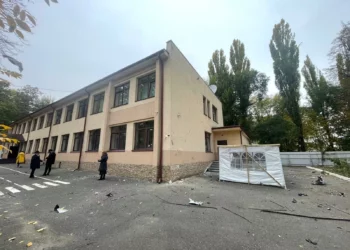 Una escuela judía en Kiev después de que fuera dañada por un ataque con drones ruso el 30 de octubre de 2024. (Cortesía)