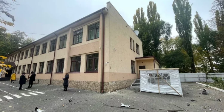 Una escuela judía en Kiev después de que fuera dañada por un ataque con drones ruso el 30 de octubre de 2024. (Cortesía)