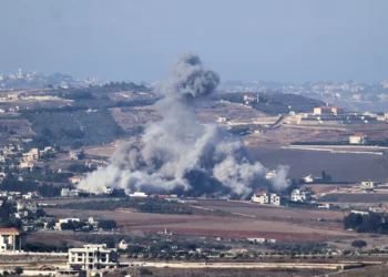 Columnas de humo se elevan desde el lugar del ataque aéreo israelí que tuvo como objetivo la aldea de Kfar Tibnit, en el sur del Líbano, el 21 de octubre de 2024. (AFP)