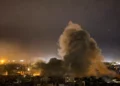 El humo se eleva desde el lugar de un ataque aéreo israelí que tuvo como objetivo un área en los suburbios del sur de Beirut el 22 de octubre de 2024. (IBRAHIM AMRO / AFP)