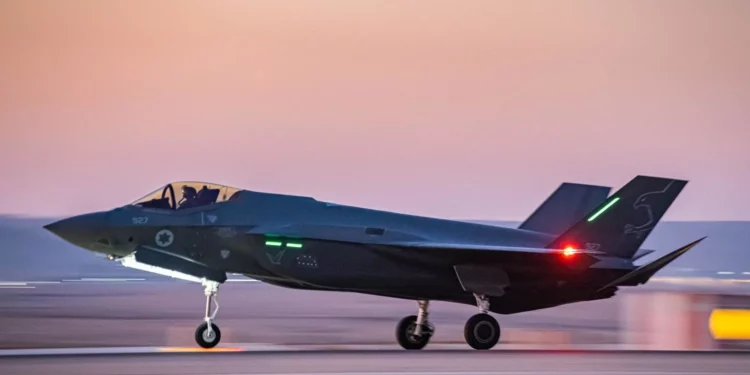 Los aviones de combate israelíes F-35 regresan a la base aérea de Nevatim después de realizar un ataque aéreo en Yemen, el 20 de julio de 2024. (Fuerzas de Defensa de Israel)