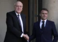 El presidente francés, Emmanuel Macron, recibe al primer ministro interino libanés, Najib Mikati, a la izquierda, el miércoles 23 de octubre de 2024 en el Palacio del Elíseo en París. (Foto AP/Louise Delmotte)