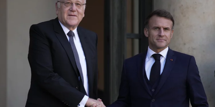 El presidente francés, Emmanuel Macron, recibe al primer ministro interino libanés, Najib Mikati, a la izquierda, el miércoles 23 de octubre de 2024 en el Palacio del Elíseo en París. (Foto AP/Louise Delmotte)