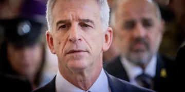 El jefe del Mossad, David Barnea, asiste a una ceremonia estatal que conmemora el aniversario del ataque de Hamás del 7 de octubre, en el Monte Herzl en Jerusalén el 27 de octubre de 2024. (Chaim Goldberg FLASH90)