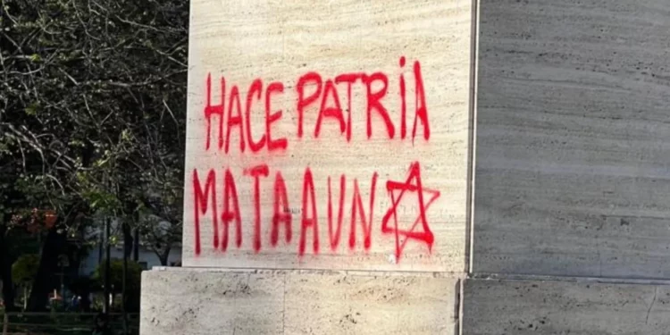 Grafiti antisemita en monumento de Buenos Aires